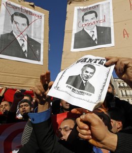 Concentración contra el ex presidente tunecino Ben Ali