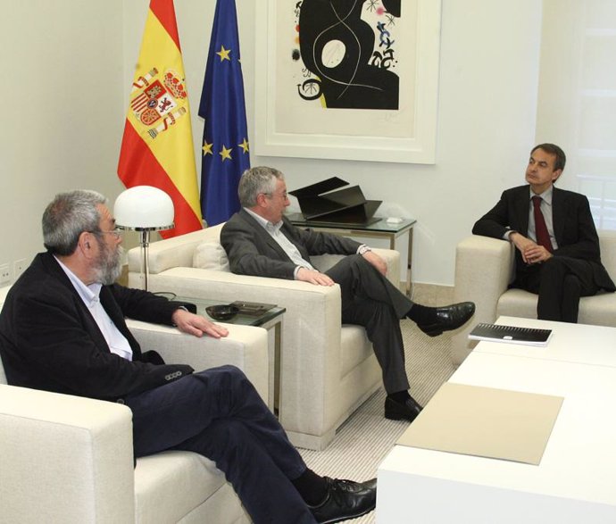 Rodríguez Zapatero con los líderes sindicales Cándido Méndez e Ignacio Fernández
