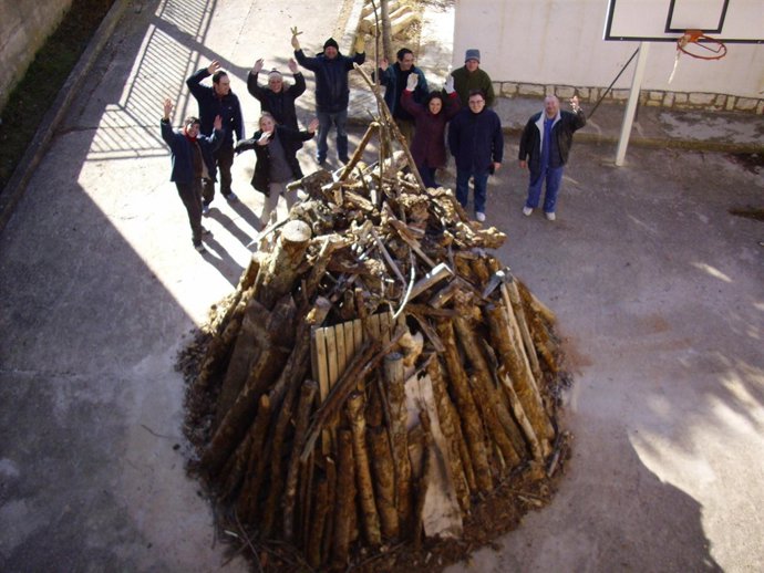 La Comisión de Fiestas de Jarque de la Val (Teruel) preparando la hoguera