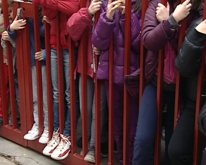 Padres y niños protestan por barracon en colegio