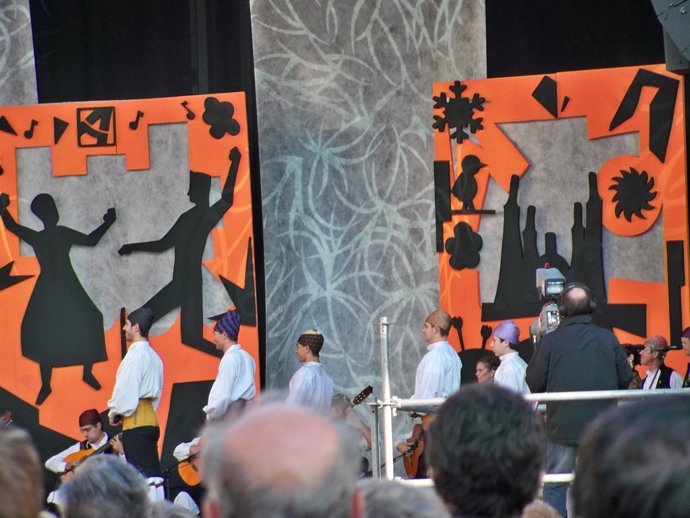 Actuación de un grupo jotero