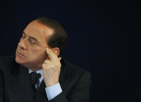 Hallan droga y joyas en la casa de las chicas que iban a las fiestas de Berlusconi