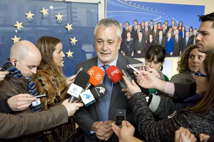 Griñán atiende a los medios en Bruselas