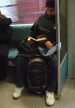 Persona leyendo en el metro