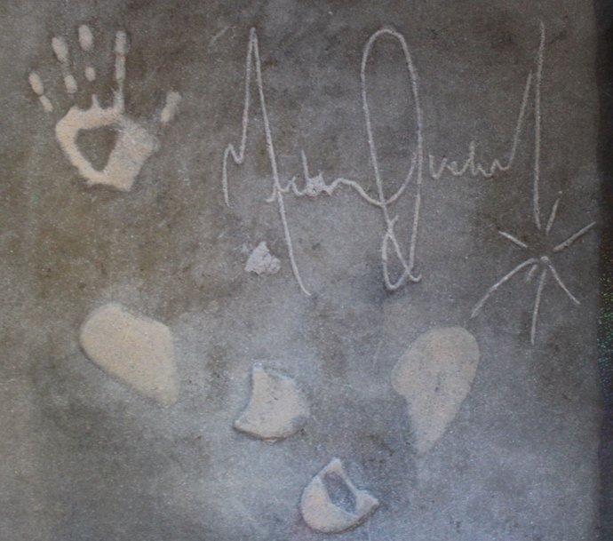 Una losa de cemento firmada por Michael Jackson