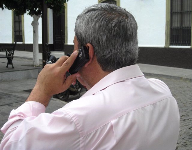 Hombre hablando por un teléfono móvil