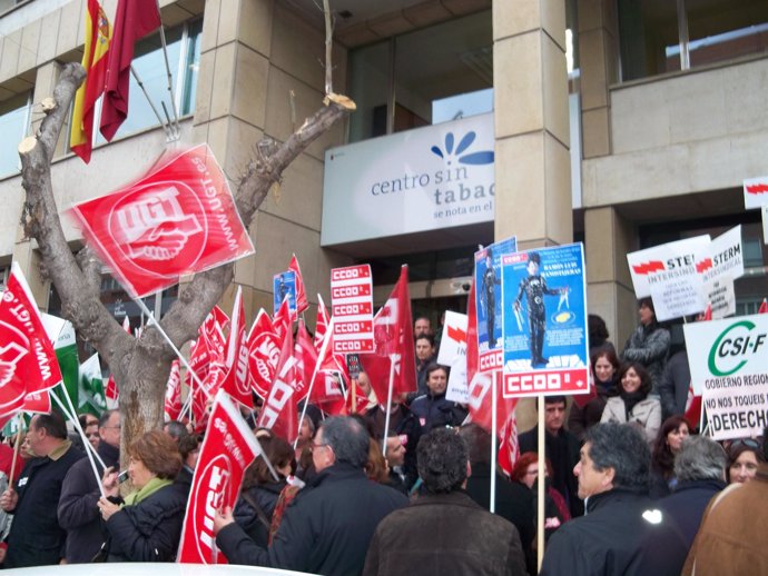 Concentración sindicatos a la puerta de la Consejería de Sanidad de Murcia