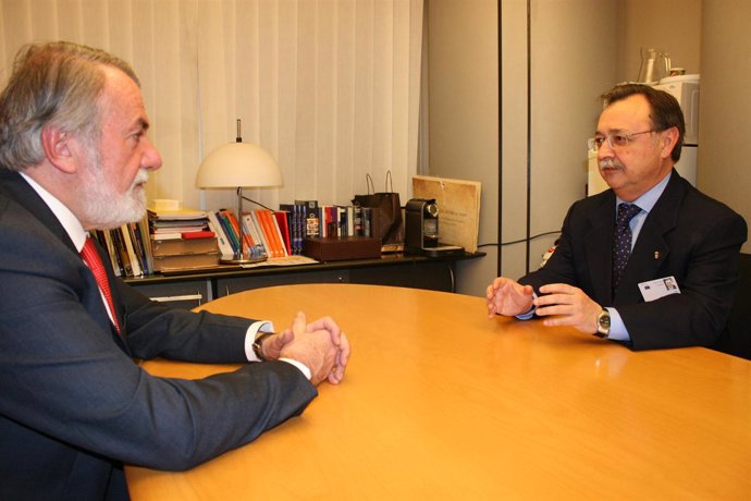 Mayor Oreja, en Bruselas, con Juan Jesús Vivas, presidente de Ceuta