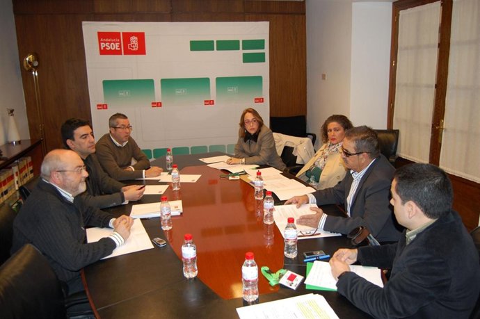 Jiménez se reúne con asociaciones de consumidores y vecinos