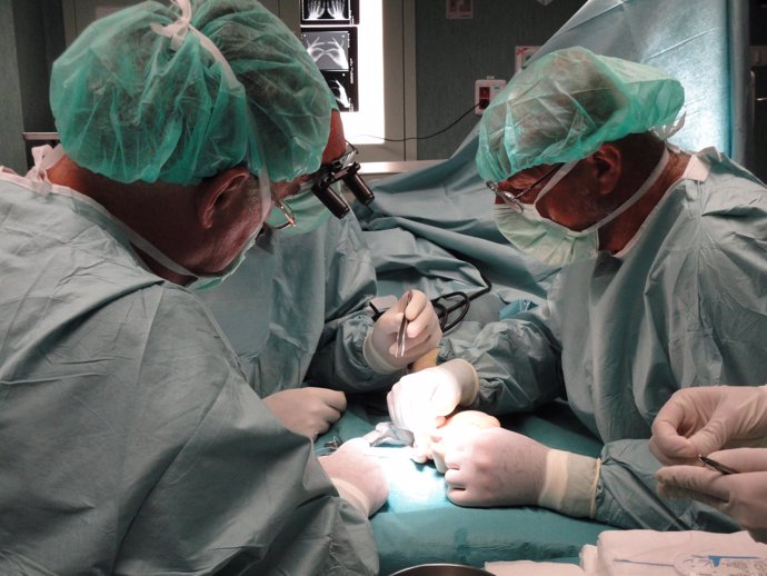 Los doctores José Antonio Medina y Guy Foucher en una operación de mano.