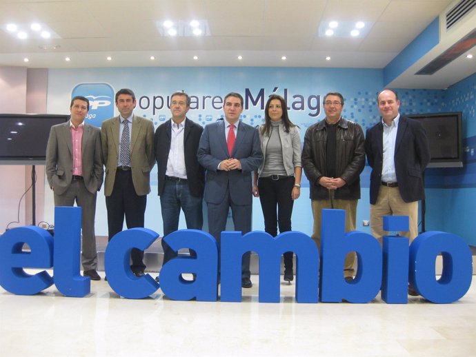 Bendodo, junto a algunos candidatos del PP en la provincia de Málaga
