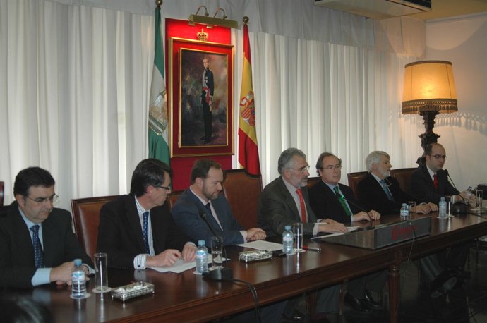 Representantes empresariales firman un manifiesto en pro del porcino ibérico.