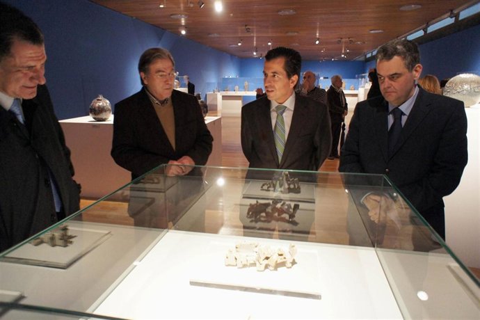 Miró observa una de las piezas de la exposición 'Vigreyos Ceramista'.