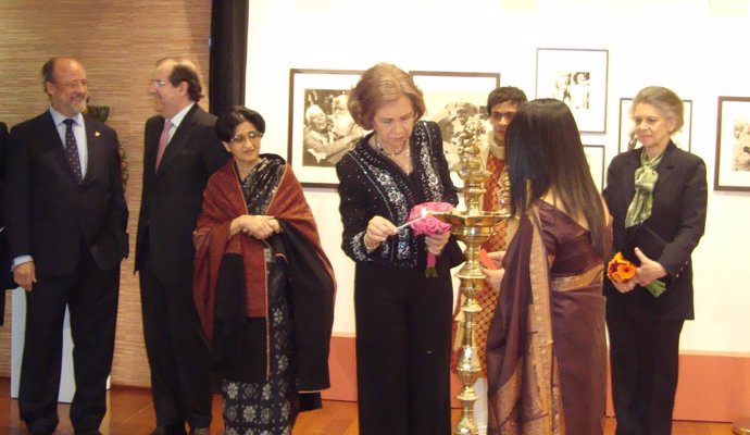 La Reina y su hermana, durante la visita a la Casa de la India de Valladolid.