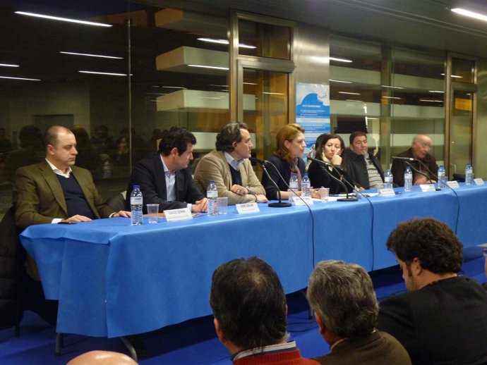 Responsables del PPCV conversan con los pescadores en Gandía.