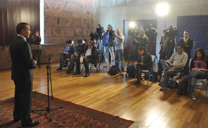 FOTOS Paulino Rivero, Atiendió A Los Medios De Comunicación Después De La Reunió