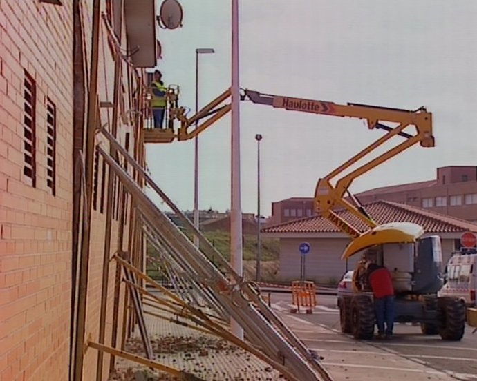 Apuntalan un edificio tras aparecer una gran grieta