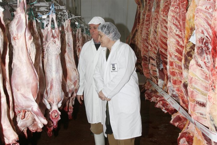 La consejera Sanzberro, durante su visita a la empresa Matadero de Pamplona.