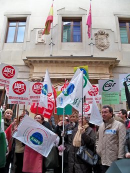 Los concentrados, a la entrada del Palacio de San Esteban