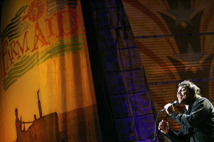 El cantante Jeff Tweedy, del grupo Wilco, en un concierto