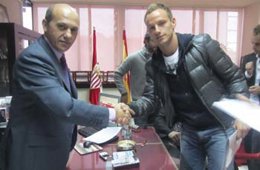 Ivan Rakitic saluda al presidente del Sevilla, José María Del Nido