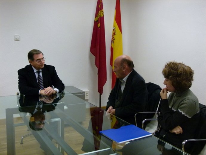 El Defensor del Pueblo de la Región de Murcia, José Pablo Ruiz Abellán,  con los
