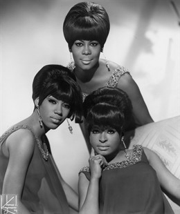 Las Marvelettes, arriba Gladys Horton, con Katherine Anderson y Wanda Young a iz