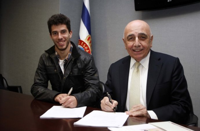 Dídac Vilà y Adriano Galliani firmando el contrato