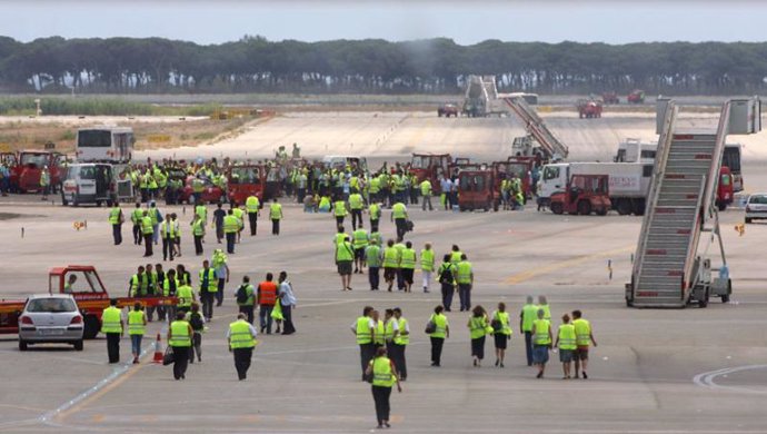 Trabajadores de Iberia ocupan las pistas de El Prat en 2006