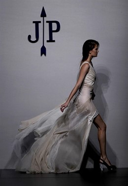 Modelo en el desfile de Jesús del Pozo 