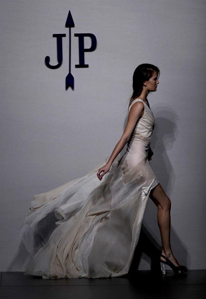 Modelo en el desfile de Jesús del Pozo 