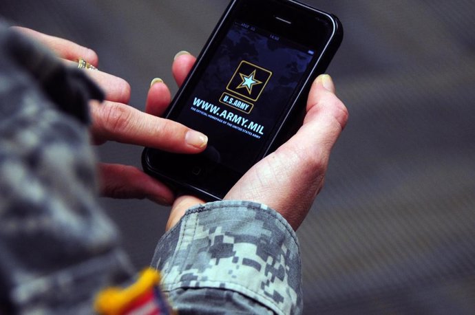 Militar con un iPhone pro The US Army Flickr CC