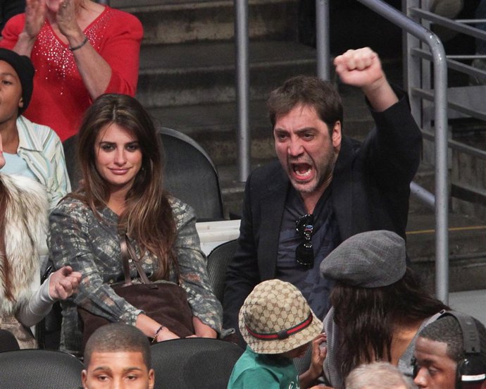 Penélope Cruz y Javier Bardem en un partido