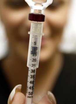 Persona con diabetes preparándose para pincharse