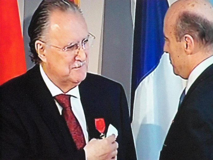 Iñaki Azkuna recibe la condecoración