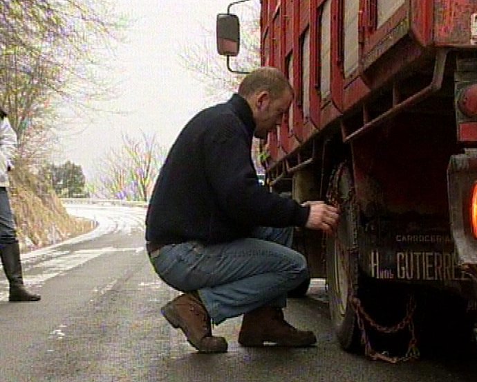 Imágenes del puerto de Orduña abierto para vehículos con cadenas y cerrado para 