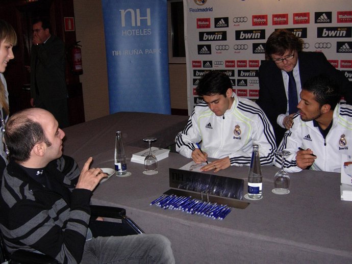 Jugadores del Real Madrid mantienen un encuentro con usuarios de Adacen en Pampl