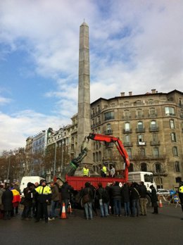 Retirada de la estatua franquista de la Victoria, en Barcelona