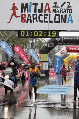MITJA MARATÓ DE BARCELONA: PETER KOSGEI ES CORONA A LA MITJA