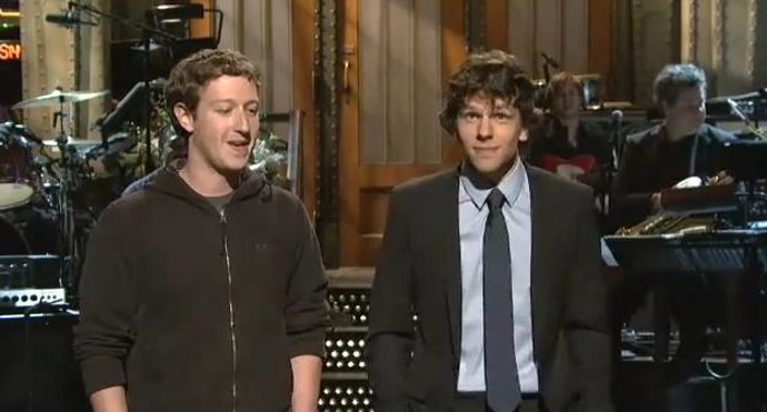 Zuckerberg y Eisenberg en el saturday night live