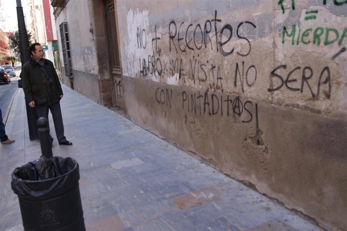 Pintadas amenazantes en la sede del PP de Lorca