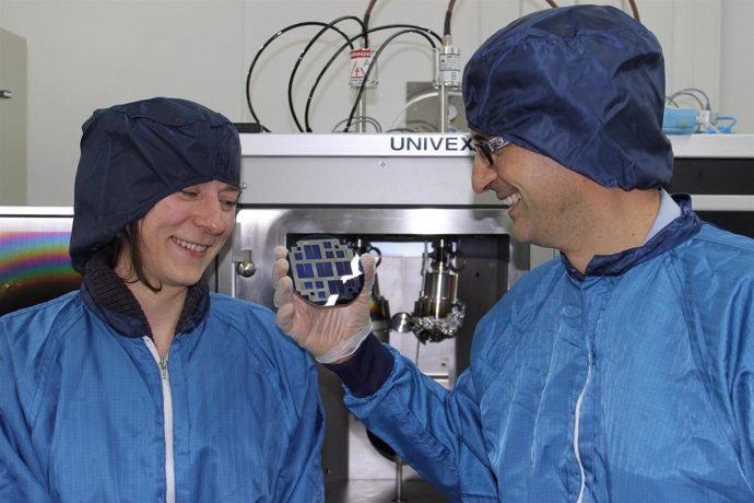 Los investigadores de la UPC Pablo Ortega y Gema López con la célula fotovoltaic