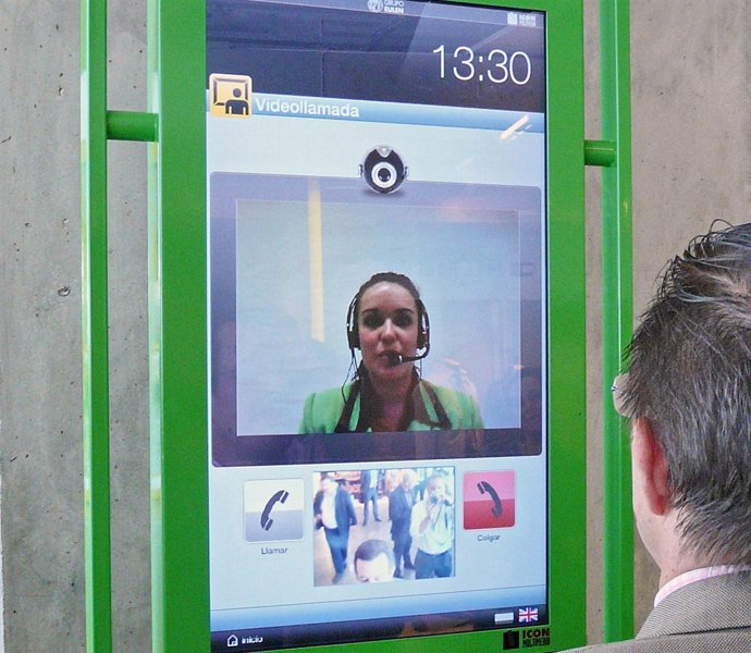 Azafata virtual en el aeropuerto de Madrid-Barajas