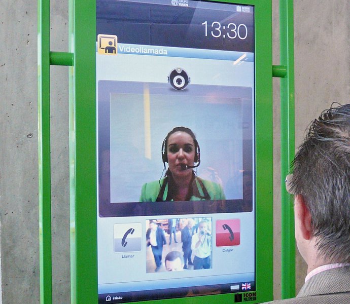 Azafata virtual en el aeropuerto de Madrid-Barajas