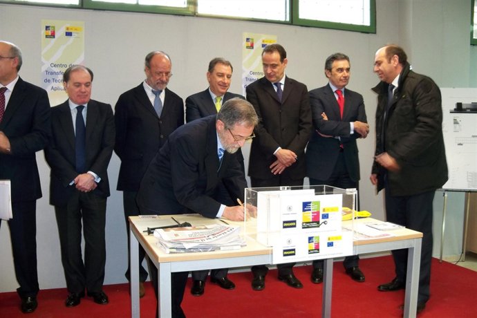 El rector de la UVA, durante la puesta de la primera piedra.