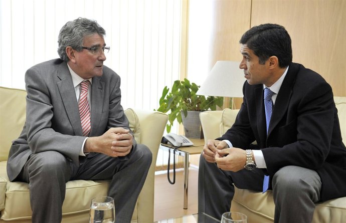 El consejero de Gobernación y Justicia, Luis Pizarro, y el presidente del TSJA, 