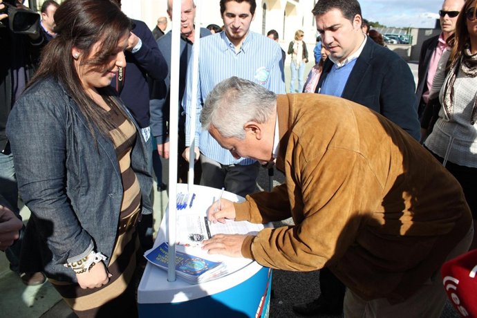 El presidente del PP-A, Javier Arenas, se suma a la Plataforma KM222