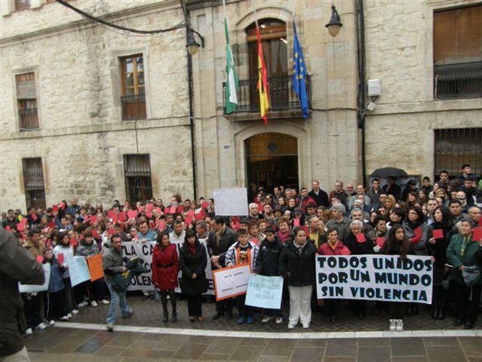 Imagen de la concenración con la violencia de género, en Villacarrillo (Jaén)