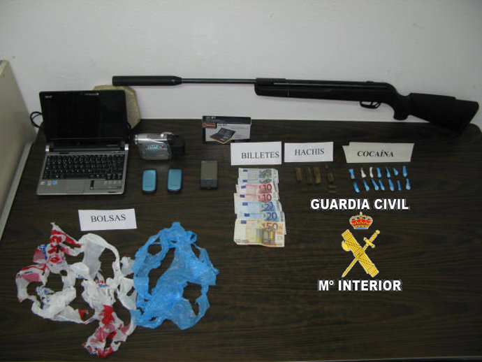 LA GUARDIA CIVIL DETIENE A DOS JÓVENES DE BAIONA POR VENTA DE DROGA A PEQUEÑA ES