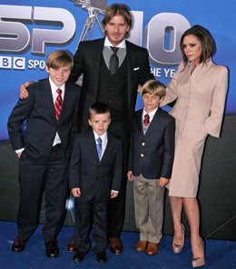David y Victoria Beckham con sus hijos Brooklyn, Romeo y Cruz